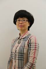 穿条纹衣服的人
中度可信度描述已自动生成