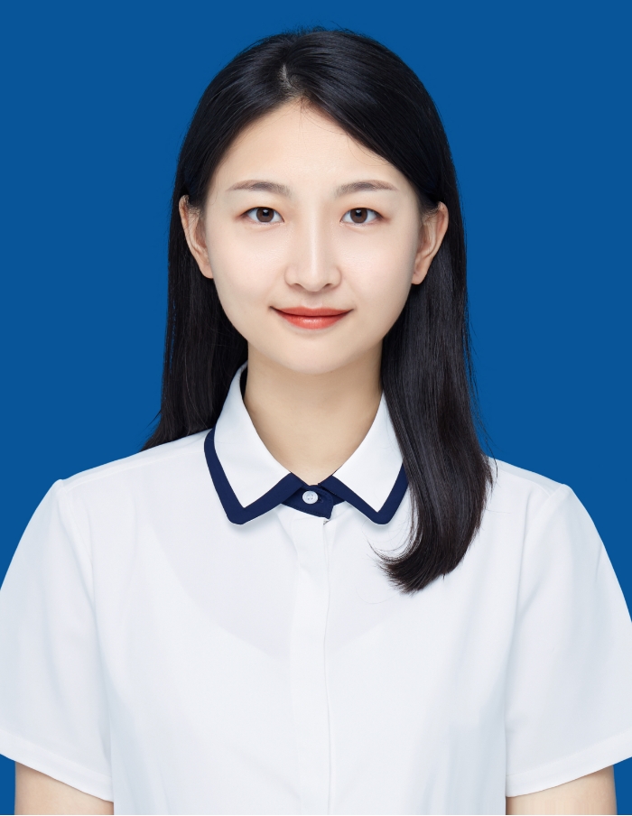 穿着蓝色衬衫的男人描述已自动生成